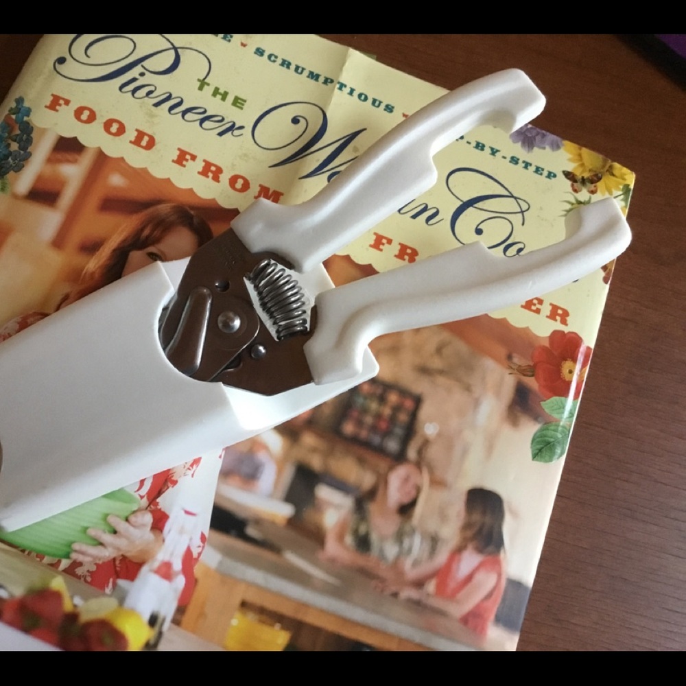 Pampered Chef kitchen scissors like new